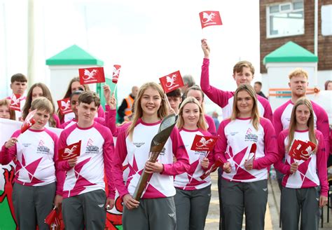 Queens Baton Relay'nin İngiltere'yi Sarma Yolculuğu ve Küresel Birliğin Sembolü Olması